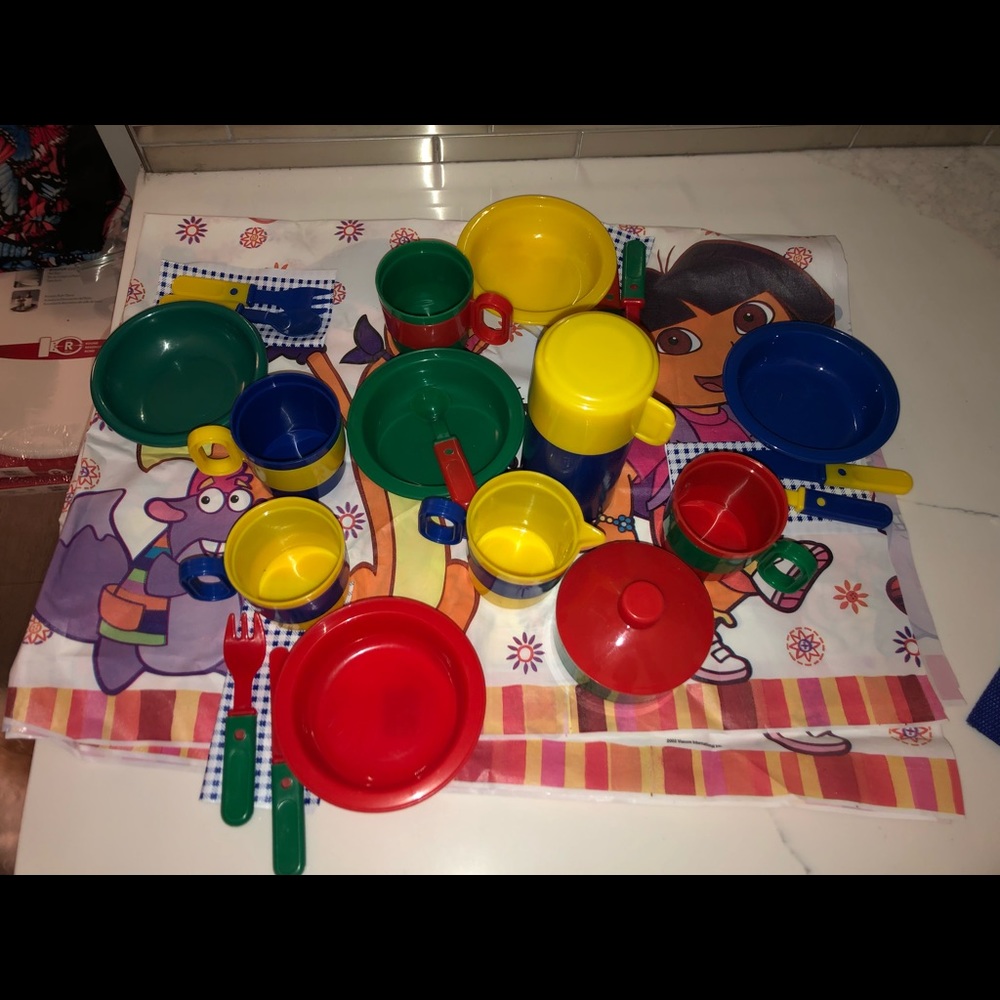 Plastic picnic set in backpack for kids! Cute!
